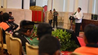 Presiden Joko Widodo memberikan sambutan ketika bersilaturahmi dengan pengemudi angkutan barang di Istana Negara, Jakarta, Selasa (8/5).