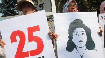 Sejumlah buruh menggelar aksi mengenang 25 tahun kematian Marsinah di depan Istana Merdeka, Jakarta, Selasa, (8/5). 