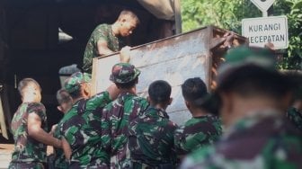 Anggota TNI mengosongkan sejumlah rumah di kompleks Kodam, Jakarta, Rabu (9/5/2018). [Suara.com/ Oke Dwi Atmaja]