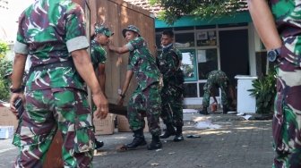 Anggota TNI mengosongkan sejumlah rumah di kompleks Kodam, Jakarta, Rabu (9/5/2018). [Suara.com/ Oke Dwi Atmaja]