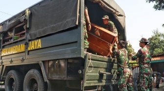 Anggota TNI mengosongkan sejumlah rumah di kompleks Kodam, Jakarta, Rabu (9/5/2018). [Suara.com/ Oke Dwi Atmaja]