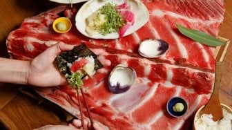 Cara Unik Santap Sushi, Langsung dari Tulang Rusuk Ikan Tuna