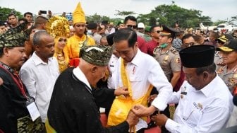 Disematkan Tanjak, Jokowi Luncurkan Peremajaan Sawit Rakyat