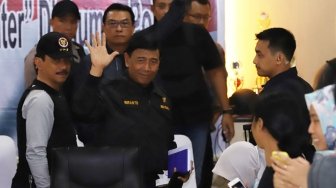 Menko Polhukam Wiranto didampingi Kepala Badan Intelijen Negara (BIN) Budi Gunawan dan Panglima TNI Marsekal TNI Hadi Tjahjanto usai memberikan keterangan pers terkait kerusuhaan di Mako Brimob, Depok, Jawa Barat, Kamis (10/5). 