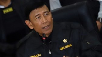 Menkopolhukam Wiranto memberikan keterangan pers terkait kerusuhaan di Mako Brimob, Depok, Jawa Barat, Kamis (10/5).