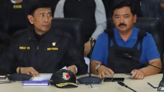 Menko Polhukam Wiranto didampingi Panglima TNI Marsekal TNI Hadi Tjahjanto, memberikan keterangan pers terkait kerusuhaan di Mako Brimob, Depok, Jawa Barat, Kamis (10/5). 