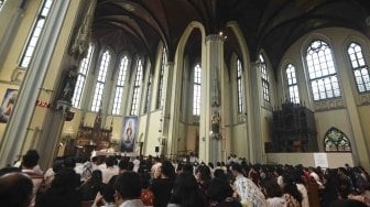 Umat Katolik melaksanakan ibadah perayaan Kenaikan Isa Almasih di Gereja Katedral, Jakarta, Kamis (10/5).