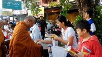 Jelang Waisak Umat Buddha di Bali Gelar Tradisi Pindapatta