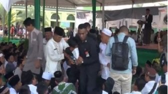 Presiden Pidato, 2 Mahasiswa Teriak Pamer Kaus 'Hidup Tak Semanis Janji Jokowi'