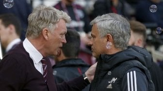 Manajer West Ham United David Moyes berbicara dengan manajer Manchester Unite Jose Mourinho saat keduanya bertemu di The London Stadium. Ian KINGTON / AFP