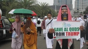 Umat Muslim mengikuti aksi damai di kawasan Monas, Jakarta, Jumat (11/5). 