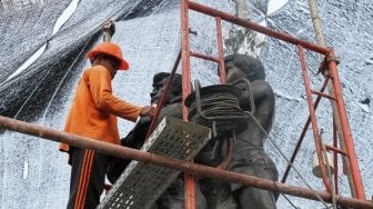 Pekerja melakukan perawatan Patung Perjoangan Jatinegara di Jakarta, Selasa (11/5).