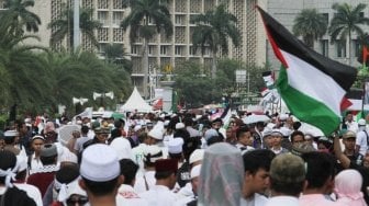 Umat Muslim mengikuti aksi damai di kawasan Monas, Jakarta, Jumat (11/5). 