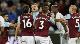 Gelandang West Ham United Mark Noble (kedua kiri) bereaksi setelah dia dilanggar oleh pemain Manchester United Paul Pogba. Ian KINGTON / AFP 
