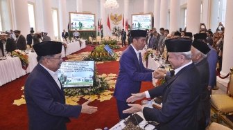 Presiden Joko Widodo (tengah) didampingi Wakil Presiden Jusuf Kalla menyalami sejumlah ulama yang mengikuti pertemuan trilateral ulama Afganistan, Indonesia dan Pakistan di Istana Bogor, Jawa Barat, Jumat (11/5). 