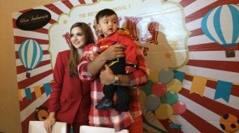 Nia Ramadhani dan Ardi Bakrie Bagi-bagi iPhone X di Ultah Anak