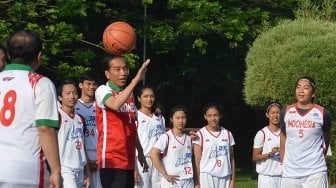 Presiden Joko Widodo bermain basket dengan pemain DBL di halaman Istana Bogor, Jawa Barat, Sabtu (12/5). 