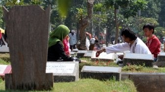 Untuk membersihkan makam, sekaligus mendoakan keluarga yang telah wafat.