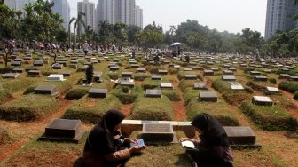 Warga melakukan ziarah kubur jelang bulan Ramadan di Tempat Pemakaman Umum (TPU) Menteng Pulo, Jakarta, Sabtu (12/5). 