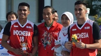 Presiden Joko Widodo (kedua kanan) berpose seusai menyerahkan maskot Asian Games kepada pemain DBL di halaman Istana Bogor, Jawa Barat, Sabtu (12/5).