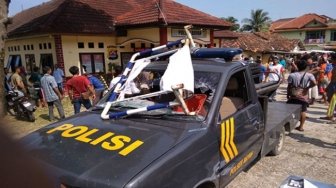 Kantor Polisi di Banten Rusak Diamuk Massa, Mobil Patroli Dibakar