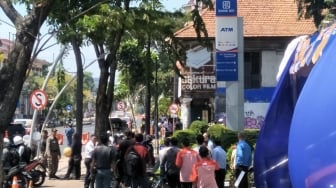 Bom Meledak, Karyawan Bank Dekat Polrestabes Surabaya Mengungsi