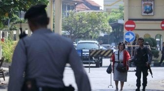 Polisi memgevakuasi Pegawai Negeri Sipil dari Polrestabes Surabaya setelah terjadi ledakan, Surabaya, Jawa Timur, Senin (14/5). 