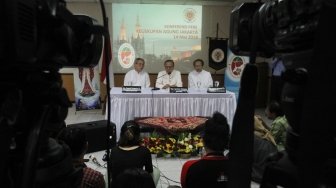 Uskup Agung Jakarta Mgr Ignatius Suhary memberikan pernyataan sikap terkait aksi teror bom di Surabaya, di Gereja Katedral Jakarta, Senin (14/5). 