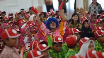 Badut menghibur anak-anak saat acara bergembira bersama ibu negara yang diprakarsai oleh Organisasi Aksi Solidaritas Era Kabinet Kerja (OASE-KK) di Gedung Agung Yogyakarta, Senin (14/5).