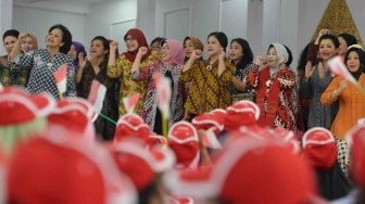 Ibu Negara Iriana Joko Widodo (kelima kanan) beserta anggota Organisasi Aksi Solidaritas Era Kabinet Kerja (OASE-KK) menghibur anak-anak ketika menghadiri acara bergembira bersama ibu negara di Gedung Agung Yogyakarta, Senin (14/5).