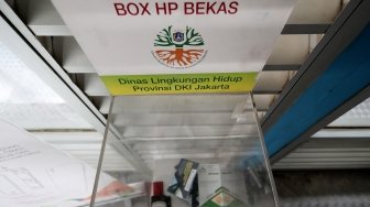 Kotak penampung (drop box) sampah elektronik (e-waste) tersedia di halte Transjakarta Kampung Melayu, Jakarta, Senin (14/5)