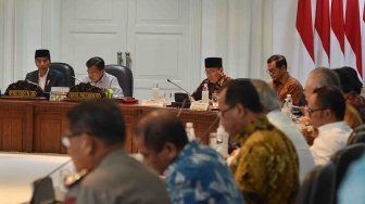 Presiden Joko Widodo (kiri) didampingi Wapres Jusuf Kalla memimpin rapat terbatas di Kantor Presiden, Jakarta, Selasa (15/5).