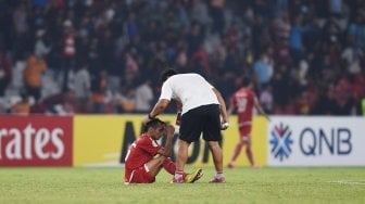 Seorang ofisial menenangkan pesepak bola Persija Jakarta Riko Simanjuntak usai pertandingan melawan Home United dalam laga leg kedua babak semifinal zona ASEAN Piala AFC di Stadion Utama Gelora Bung Karno, Senayan, Jakarta, Selasa (15/5). Persija dipastikan tersingkir dari Piala AFC setelah kalah 1-3 (3-6). ANTARA