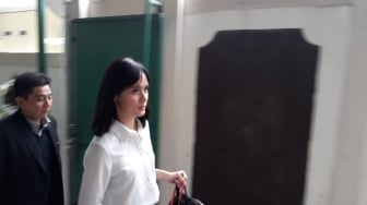 Dampingi Fachri Albar, Renata Kusmanto Menangis di Ruang Sidang