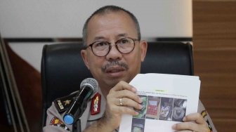 Kadiv Humas Polri Irjen Pol Setyo Wasisto menunjukkan barang bukti bom yang digunakan oleh Para Terduga Teroris saat keterangan pers mengenai kasus teror Bom Surabaya di Mabes Polri, Jakarta, Selasa (15/5).