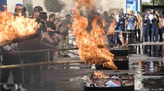 Petugas memusnahkan ribuan barang-barang tegahan 2015-2018 di Kantor Pengawasan dan Pelayanan Bea dan Cukai (KPPBC) tipe Madya Pabean A Bandung, Jawa Barat, Selasa (15/5).