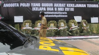 Karangan bunga di Pos Polisi Bundaran HI, Jakarta, Selasa (15/5). 