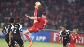 Striker Persija Jakarta Marko Simic (tengah) melakukan tendangan salto saat menghadapi Home United dalam laga leg kedua babak semifinal zona ASEAN Piala AFC di Stadion Utama Gelora Bung Karno, Senayan, Jakarta, Selasa (15/5). Persija dipastikan tersingkir dari Piala AFC setelah kalah 1-3 (3-6). ANTARA 