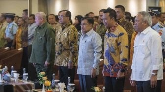 Wakil Presiden Jusuf Kalla (tengah) didampingi Menteri Perhubungan Budi Karya Sumadi (kedua kiri), Menteri PUPR Basuki Hadimuljono (kanan), Menpora Imam Nahrawi (kedua kanan) dan Gubernur Sumatra Selatan Alex Noerdin (kiri) menghadiri acara "Global Forum Asian Games 2018, Tahun Olahraga Tahun Politik" di Jakarta, Selasa (15/5).