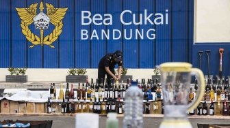 Petugas menata botol minuman etil alkohol sebelum dimusnahkan di Kantor Pengawasan dan Pelayanan Bea dan Cukai (KPPBC) tipe Madya Pabean A Bandung, Jawa Barat, Selasa (15/5). 