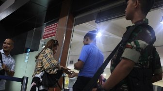 Prajurit TNI AU bersiaga di Bandara Halim Perdanakusuma, Jakarta, Selasa (15/5).