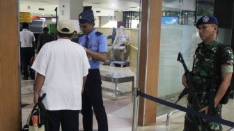 Prajurit TNI AU bersiaga di Bandara Halim Perdanakusuma, Jakarta, Selasa (15/5).