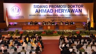 Sidang Promosi Doktor, Aher:  Perlu Badan Khusus Kelola Citarum