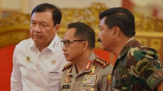 Kepala BIN Budi Gunawan (kiri) bersama Kapolri Jenderal Pol Tito Karnavian (tengah) dan Panglima TNI Marsekal TNI Hadi Tjahjanto bersiap mengikuti Sidang Kabinet Paripurna di Istana Negara Jakarta, Rabu (16/5).