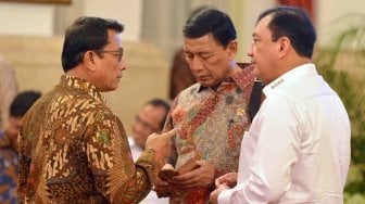 Kelapa Staf Presiden Moeldoko (kiri) berbincang dengan Menkopolhukam Wiranto (tengah) dan Kepala BIN Budi Gunawa