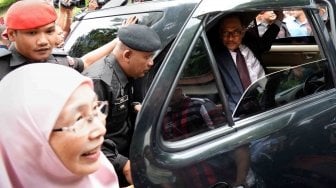 Anwar Ibrahim didampingi istrinya, Wakil Perdana Menteri Dr Wan Azizah Wan Ismail tiba di kediaman, Kuala Lumpur, Malaysia, Rabu (16/5).