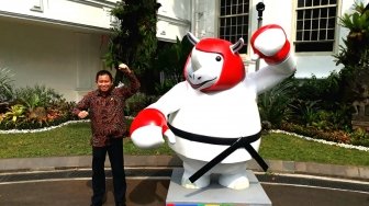 Gaya Lucu Menteri Jonan Berpose di Sebelah Maskot Asian Games