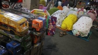 Warga melaksanakan salat Tarawih pertama Ramadan 1439 H di sisi jalan dan jembatan penyeberangan di kawasan Pasar Gembrong, Jatinegara, Jakarta Timur, Rabu (16/5/2018) malam. [Suara.com/Oke Atmaja]