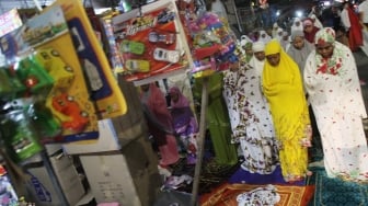 Warga melaksanakan salat Tarawih pertama Ramadan 1439 H di sisi jalan dan jembatan penyeberangan di kawasan Pasar Gembrong, Jatinegara, Jakarta Timur, Rabu (16/5/2018) malam. [Suara.com/Oke Atmaja]