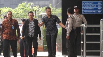 Bupati Bengkulu Selatan Dirwan Mahmud tiba di Gedung Merah Putih Komisi Pemberantasan Korupsi (KPK), Jakarta, Rabu (16/5). 